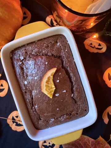 Black Flame Brownie Baked Oats with chocolate protein, candied orange and flaky sea salt for a Hocus Pocus-inspired Halloween breakfast.